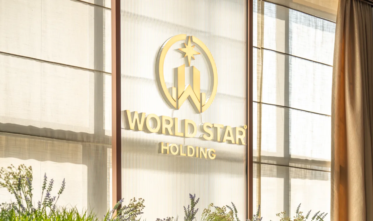 Building façade and rooftop signs