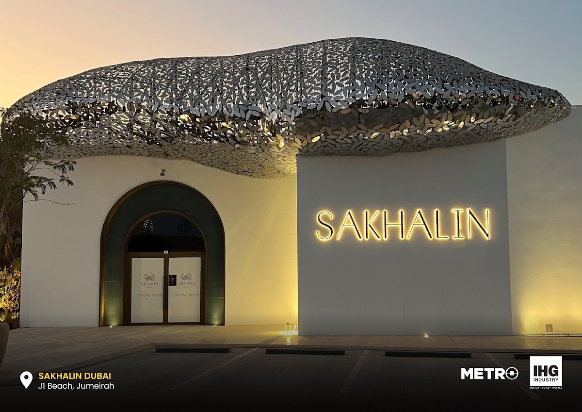 Minimalist Dimensional Lettering on Sculptural Facade - Metroplus detail view