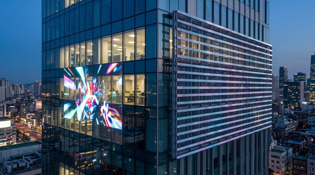 Transparent LED Versus Media Mesh