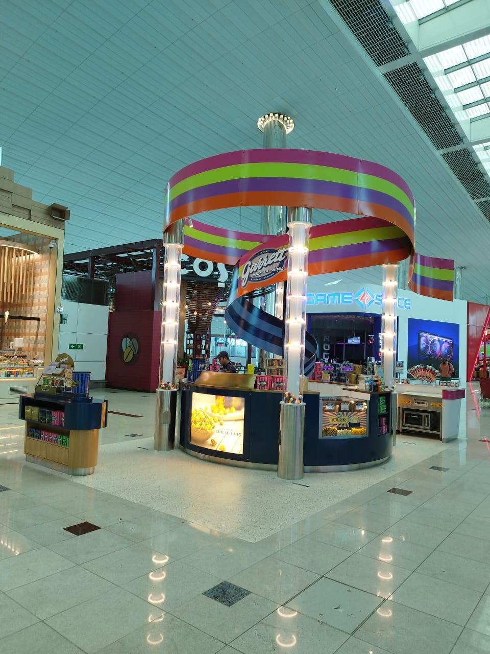 Illuminated Retail Kiosks for Candylicious & Garrett Popcorn at Dubai International Airport - Metroplus detail view
