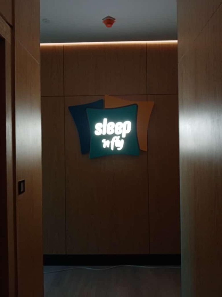 Sleep ‘n Fly Sleep Lounge – Airport Signage